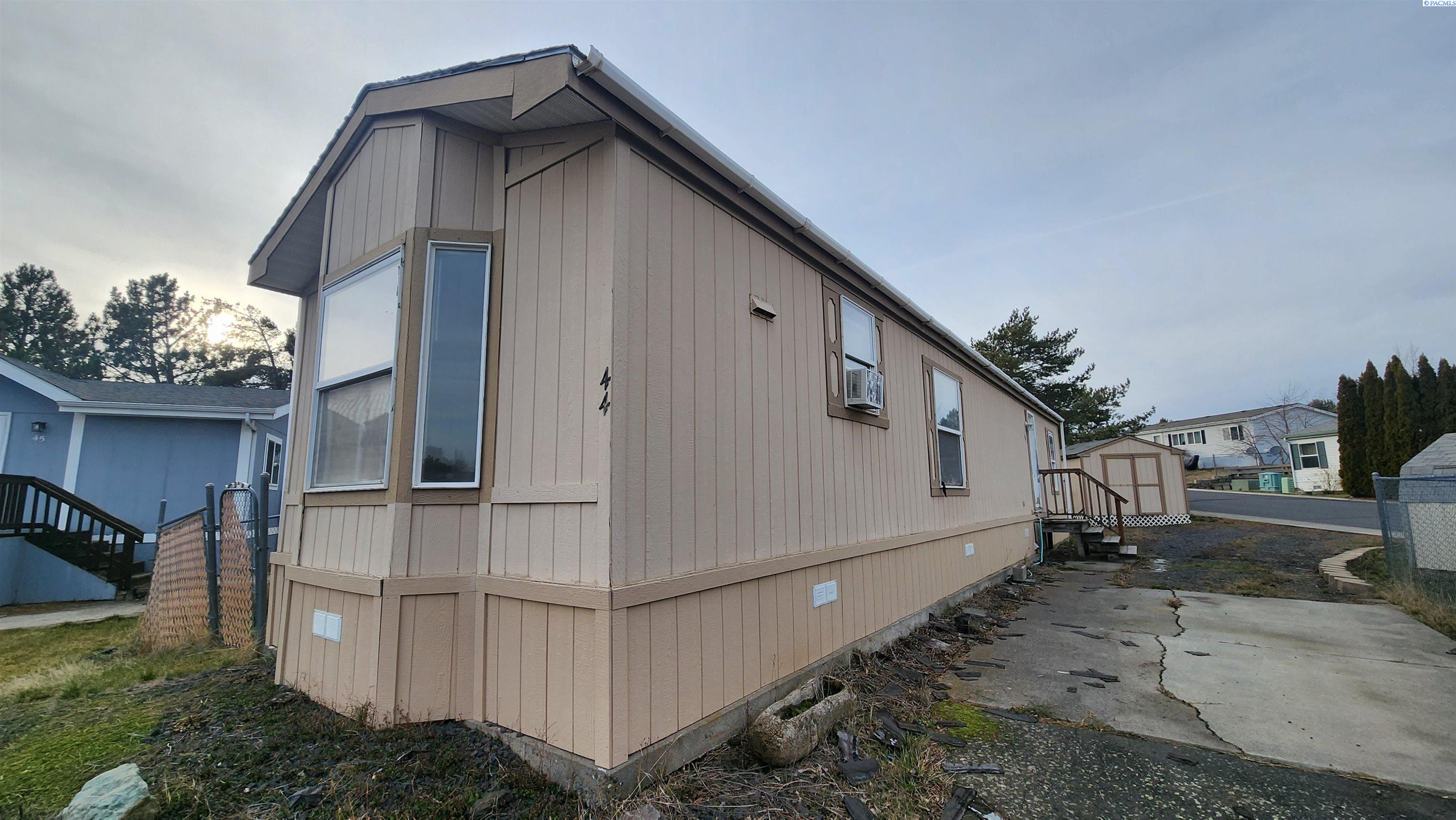 255 NW Golden Hills Dr.