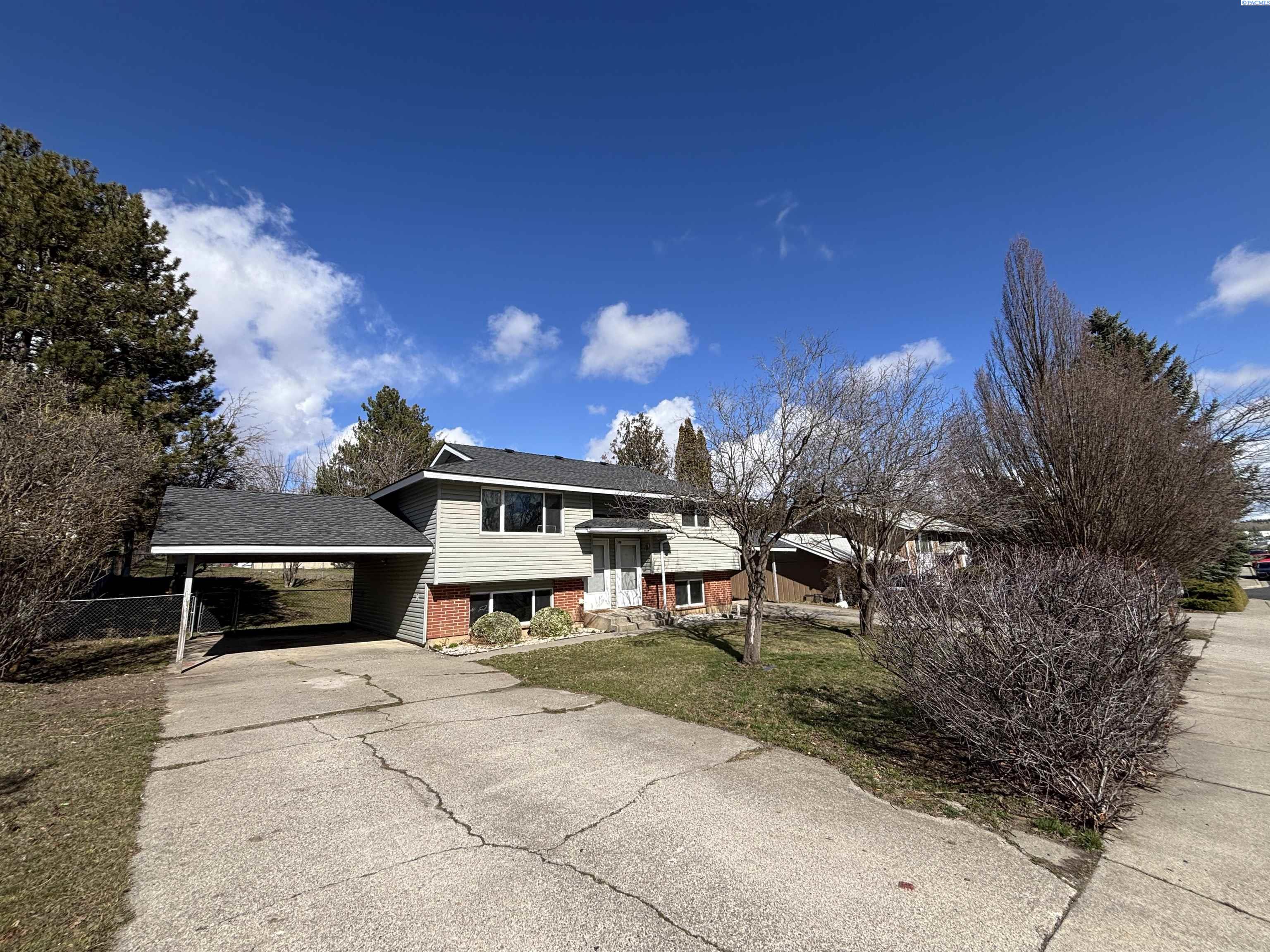310 NW Robert St