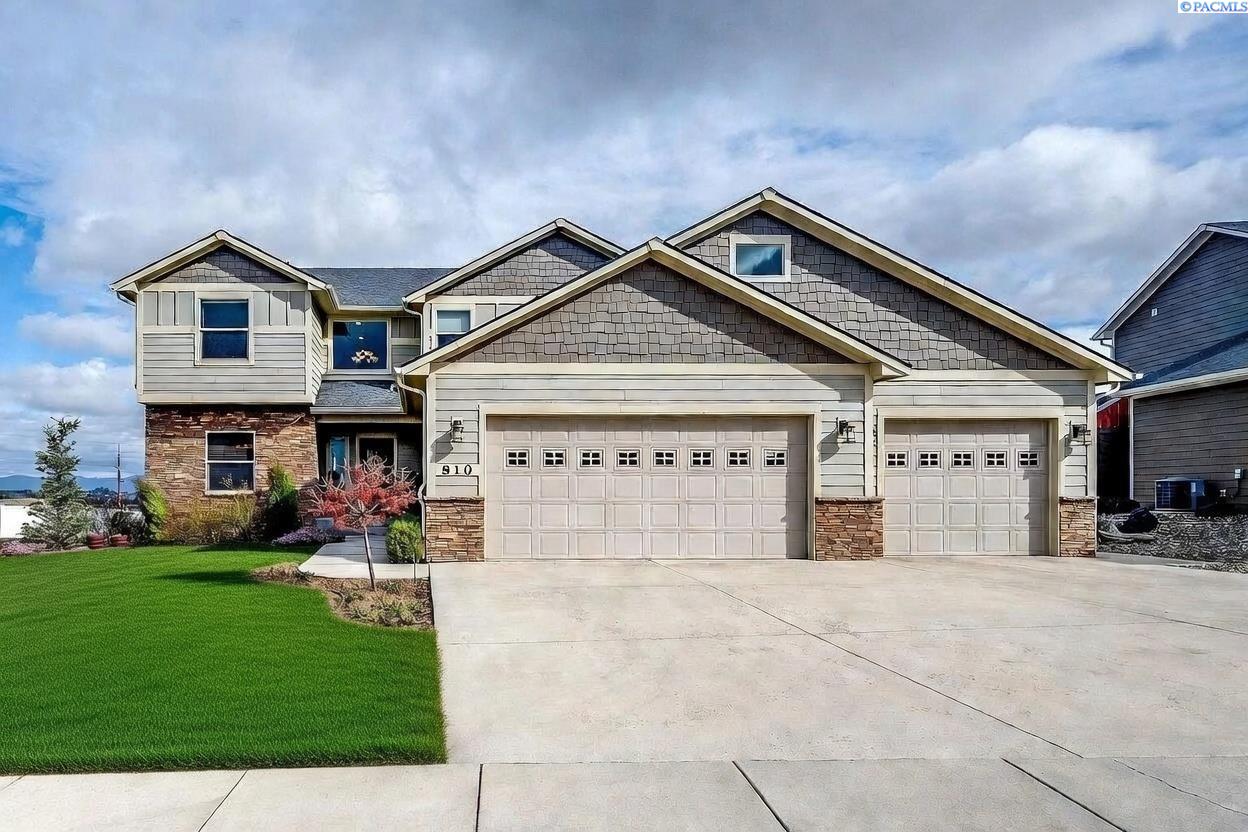 810 SW Windy Point Court