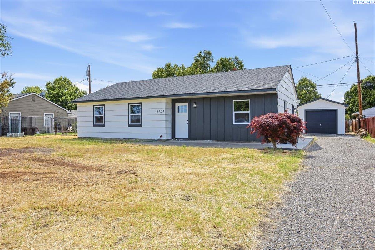 1207 Acacia Ave