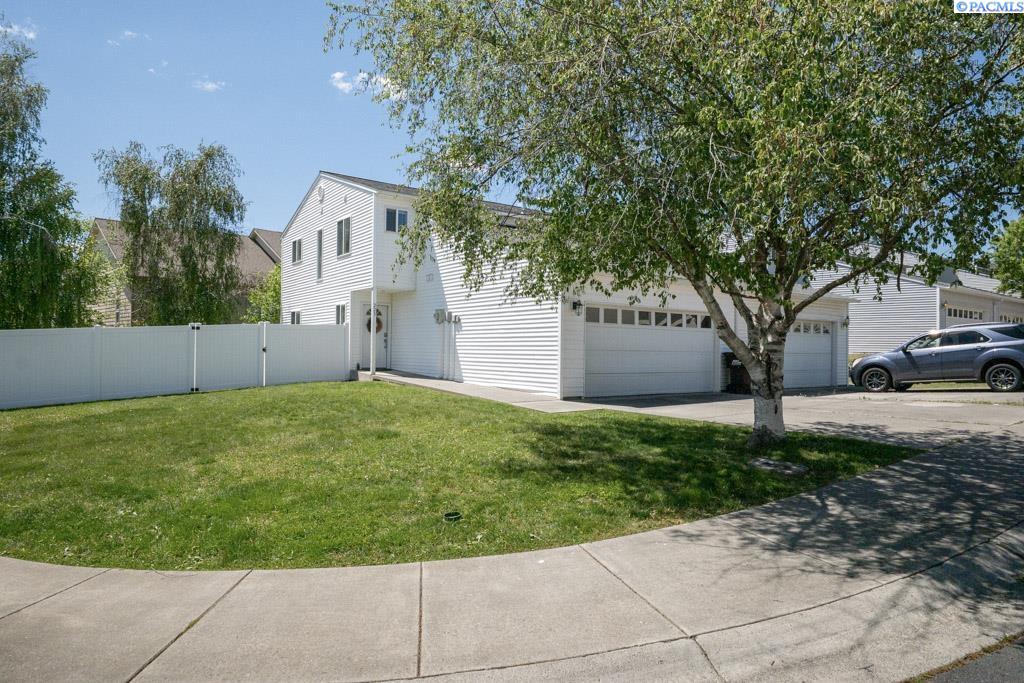 223 NW Clay Court