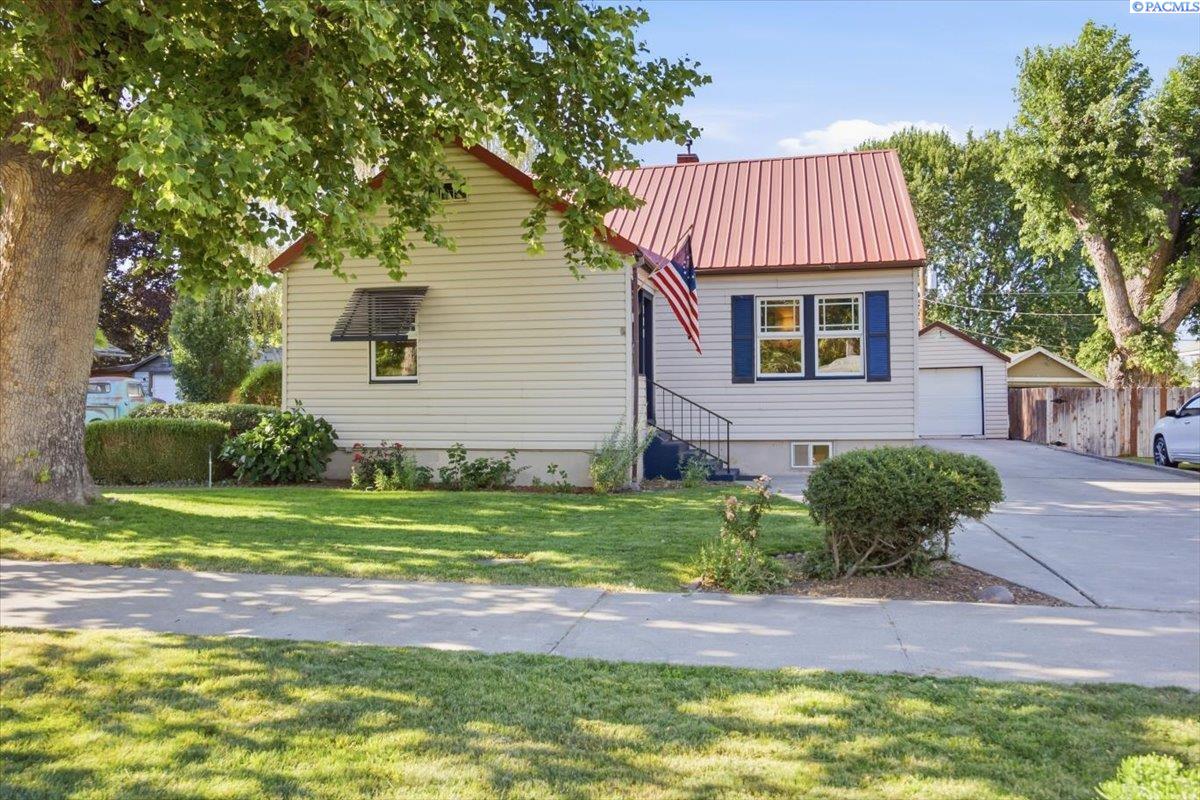 810 W Albany Ave