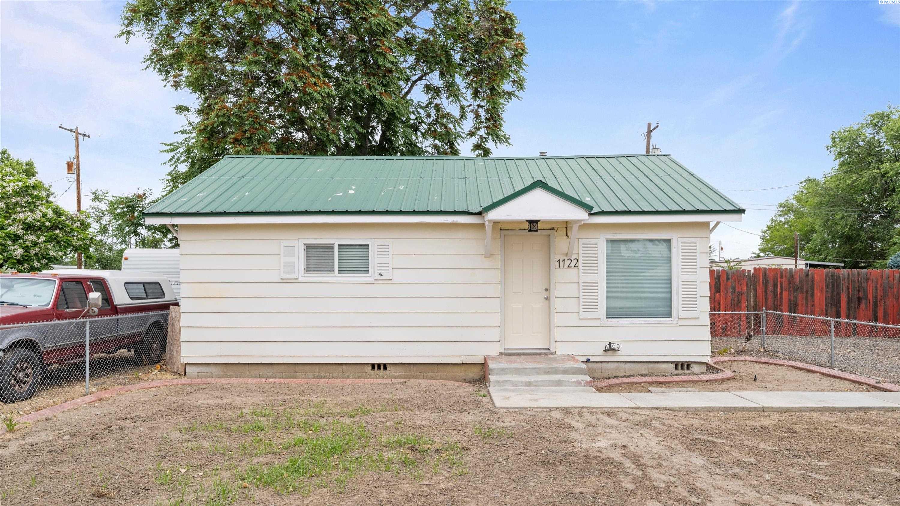 1122 W Maple St.