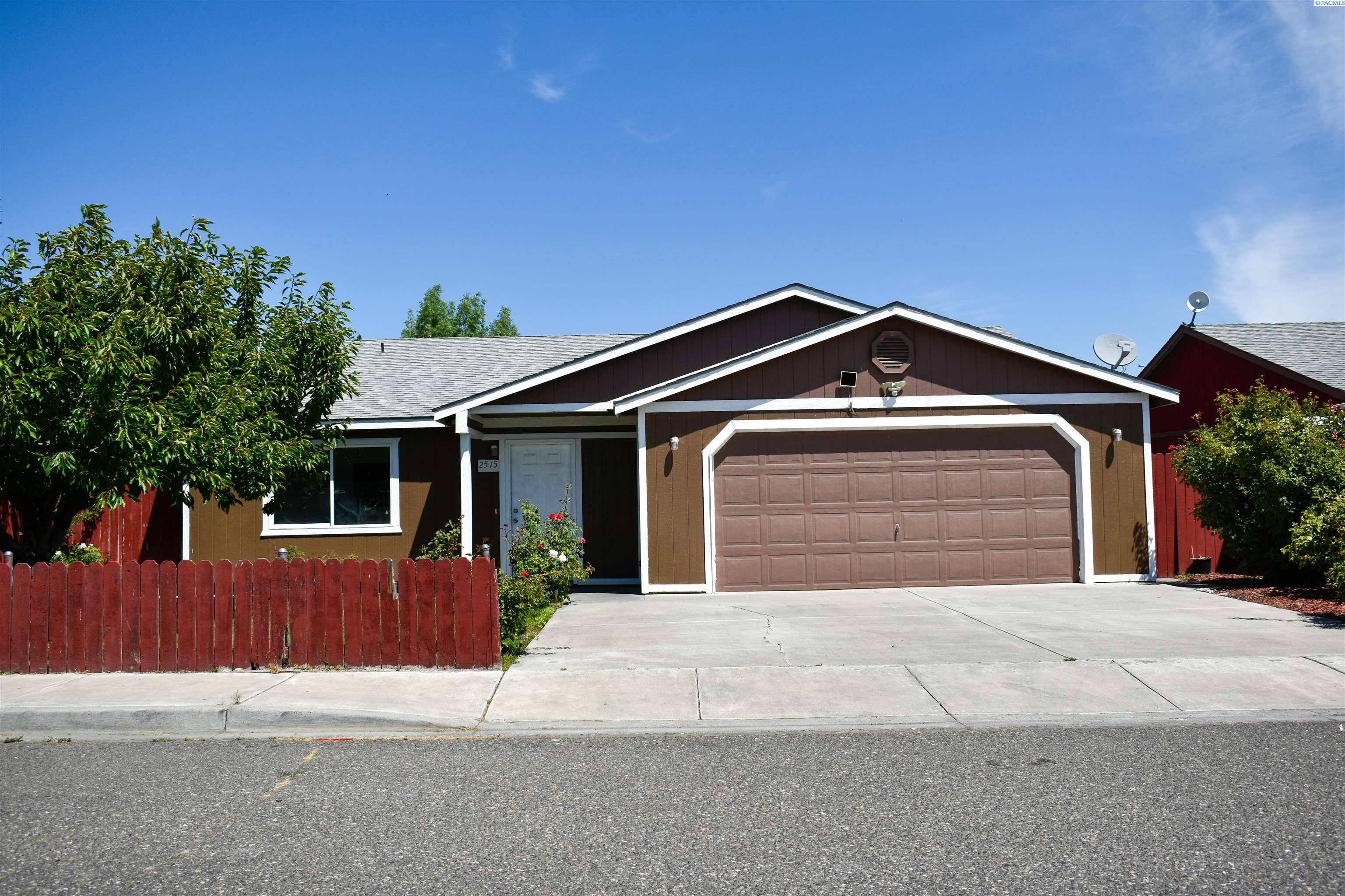 2515 E Adelia