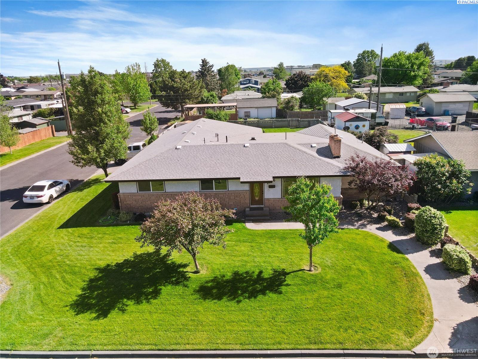 1156 E Elm