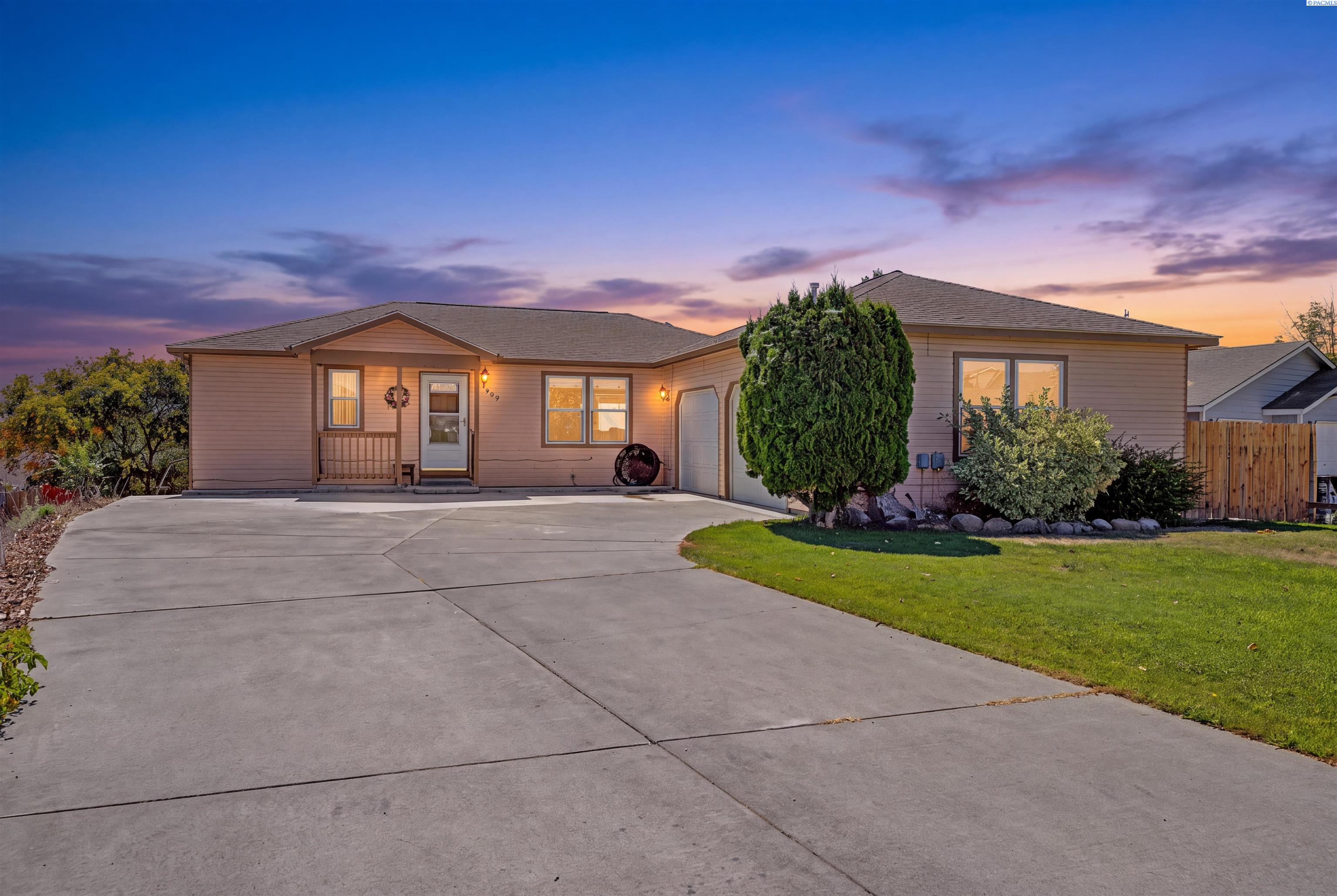 909 W Windrose