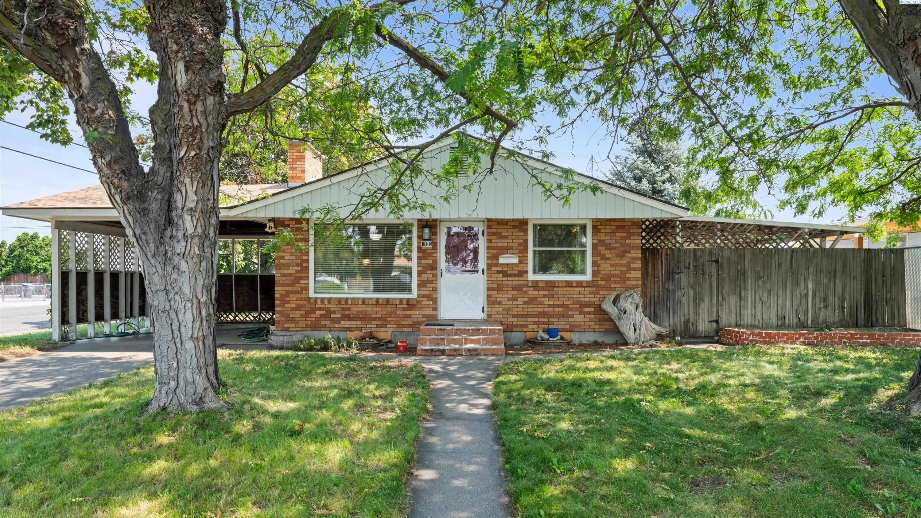 1735 N 18th Dr