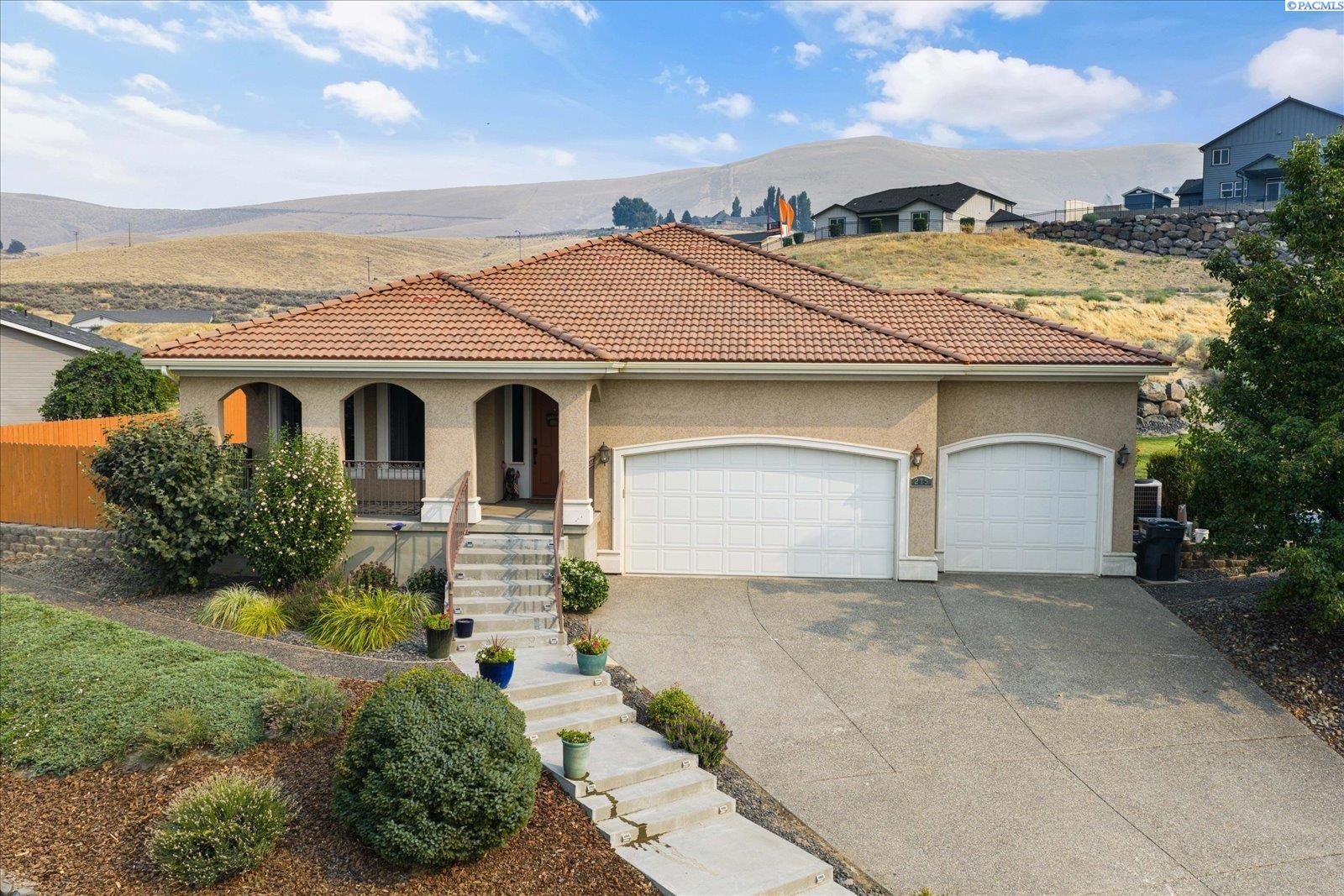 215 SW Mariposa Court