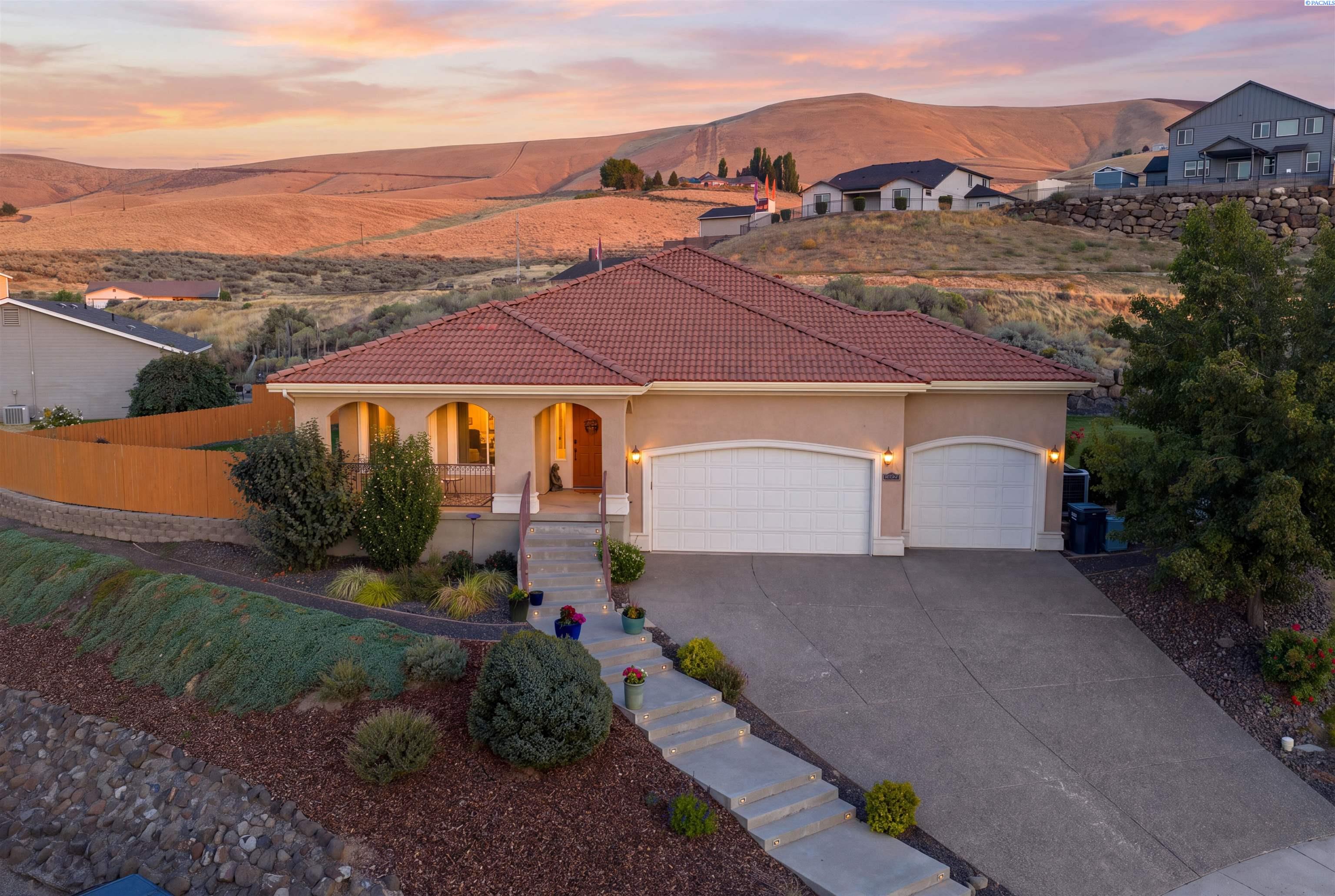 215 SW Mariposa Court