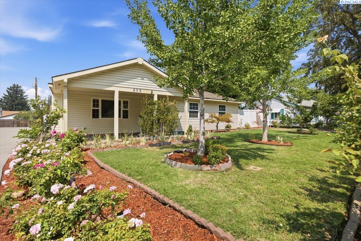 609 Basswood Ave