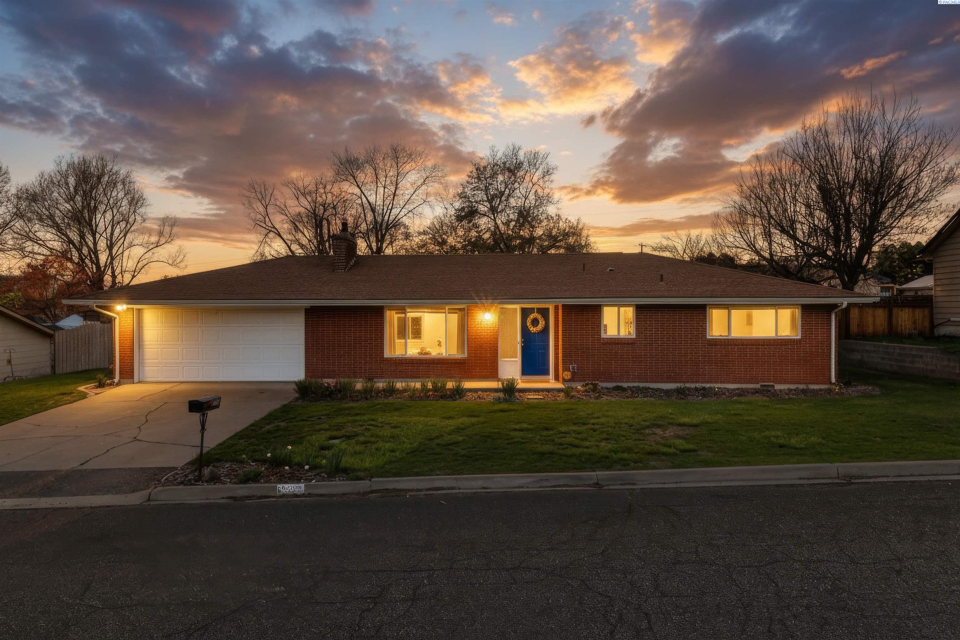 935 Parkside Dr