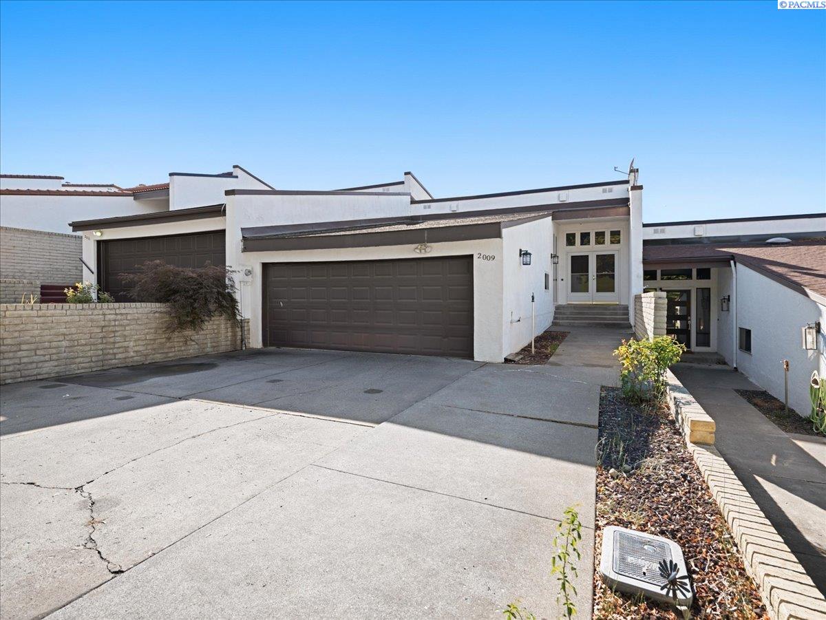 2009 Fairway Dr