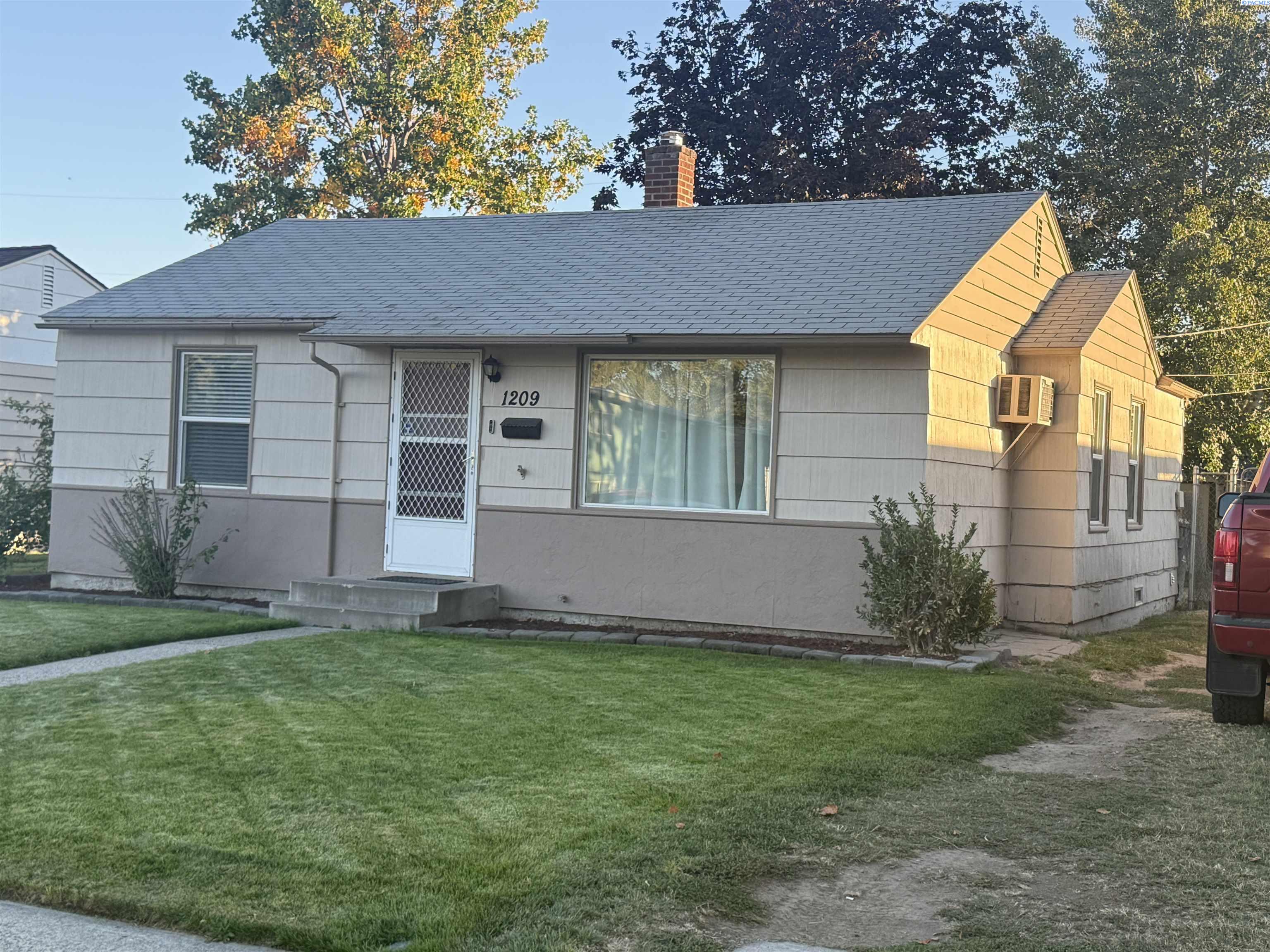 1209 W 1ST