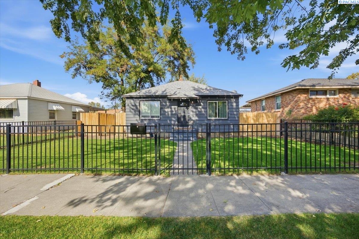 819 W Henry