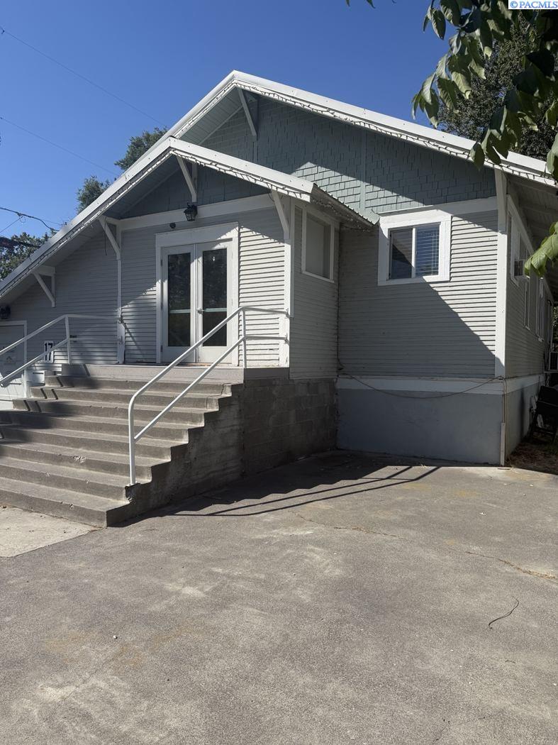 17 N Ione Street