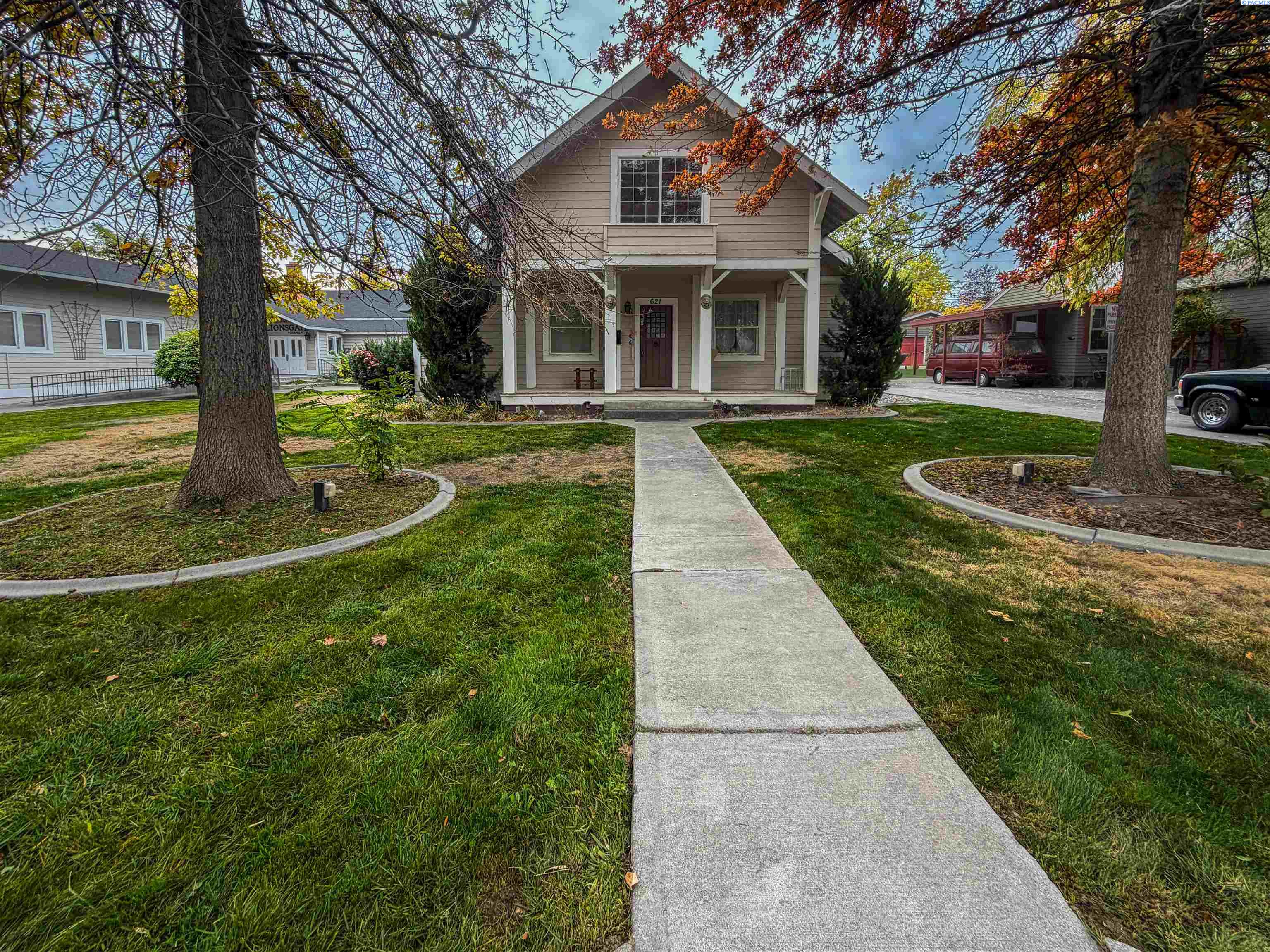 621 W Albany Ave